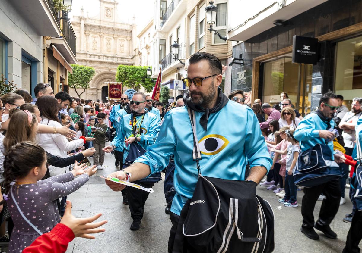 Los grupos reparten juguetes en el desfile de Doña Sardina de este sábado.