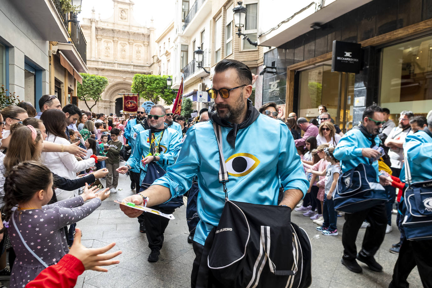 El pasacalles y desfile de Doña Sardina, en imágenes