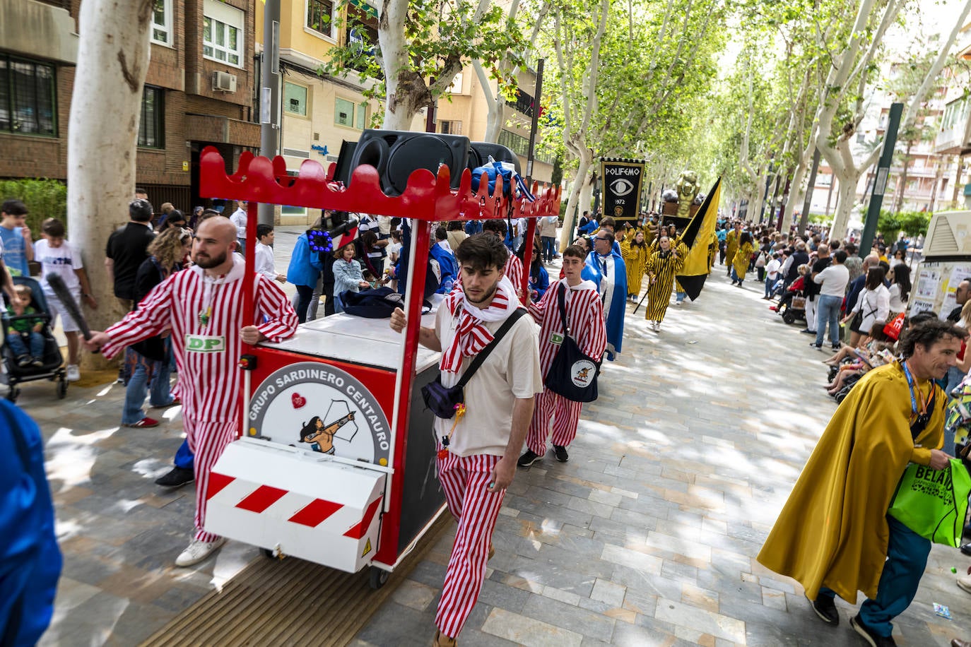 El pasacalles y desfile de Doña Sardina, en imágenes