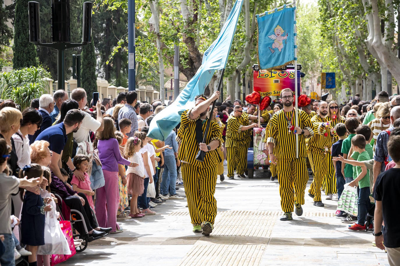 El pasacalles y desfile de Doña Sardina, en imágenes