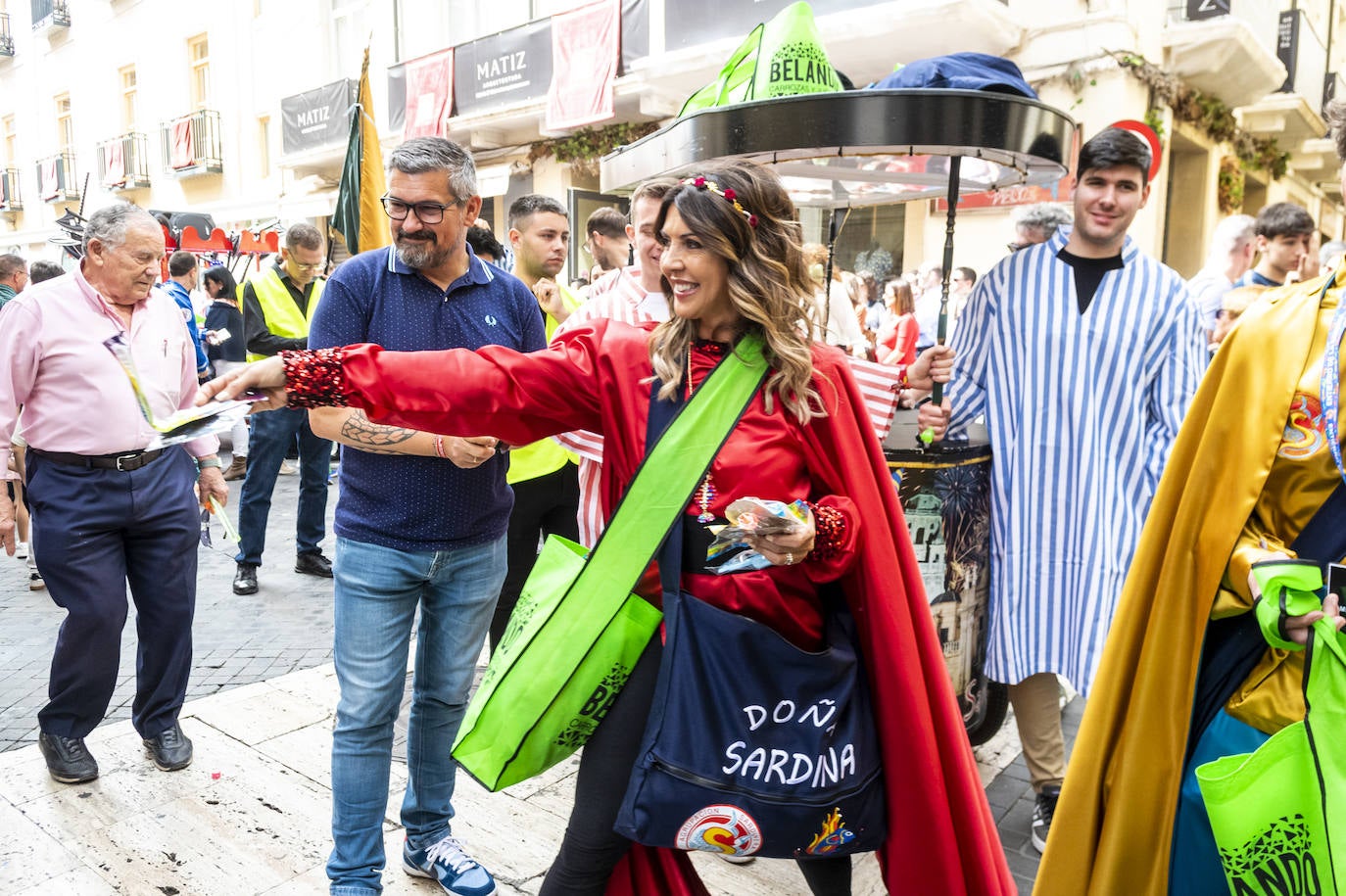 El pasacalles y desfile de Doña Sardina, en imágenes