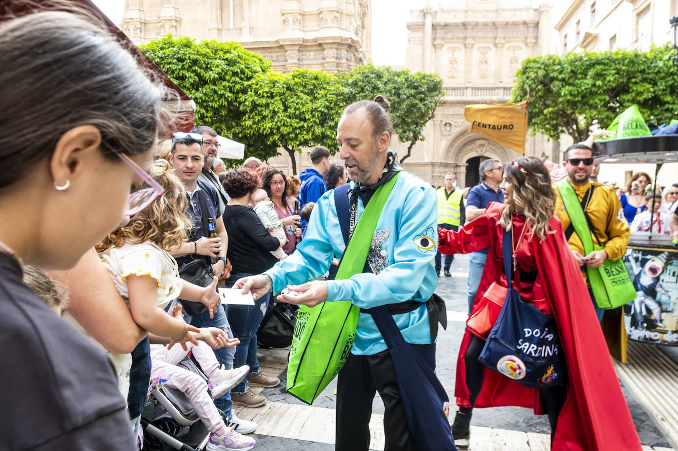 El pasacalles y desfile de Doña Sardina, en imágenes