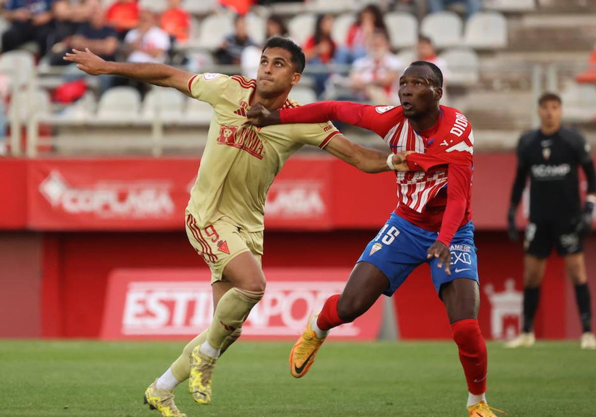 Amin lucha con Yac Diori en el partido contra el Algeciras.