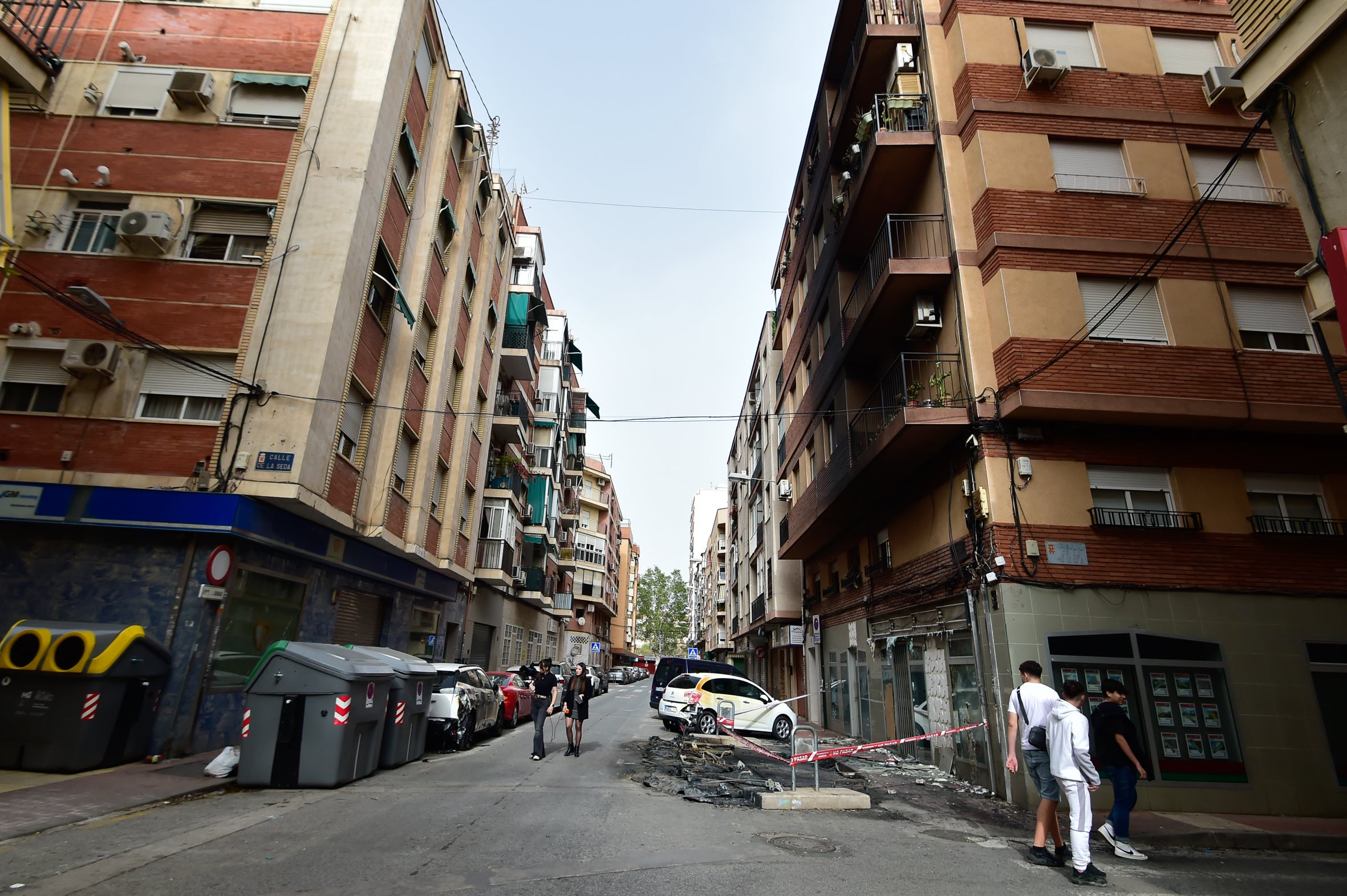 El incendio de unos contenedores en Murcia daña un edificio y varios coches