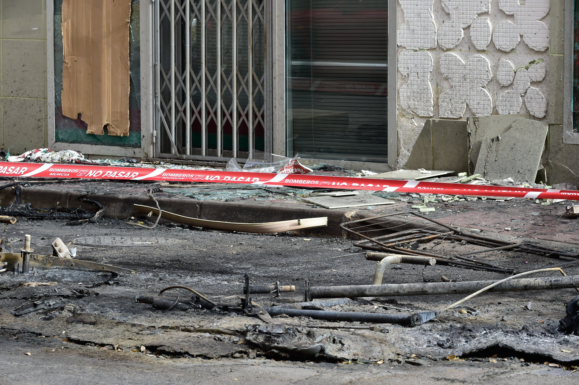 El incendio de unos contenedores en Murcia daña un edificio y varios coches