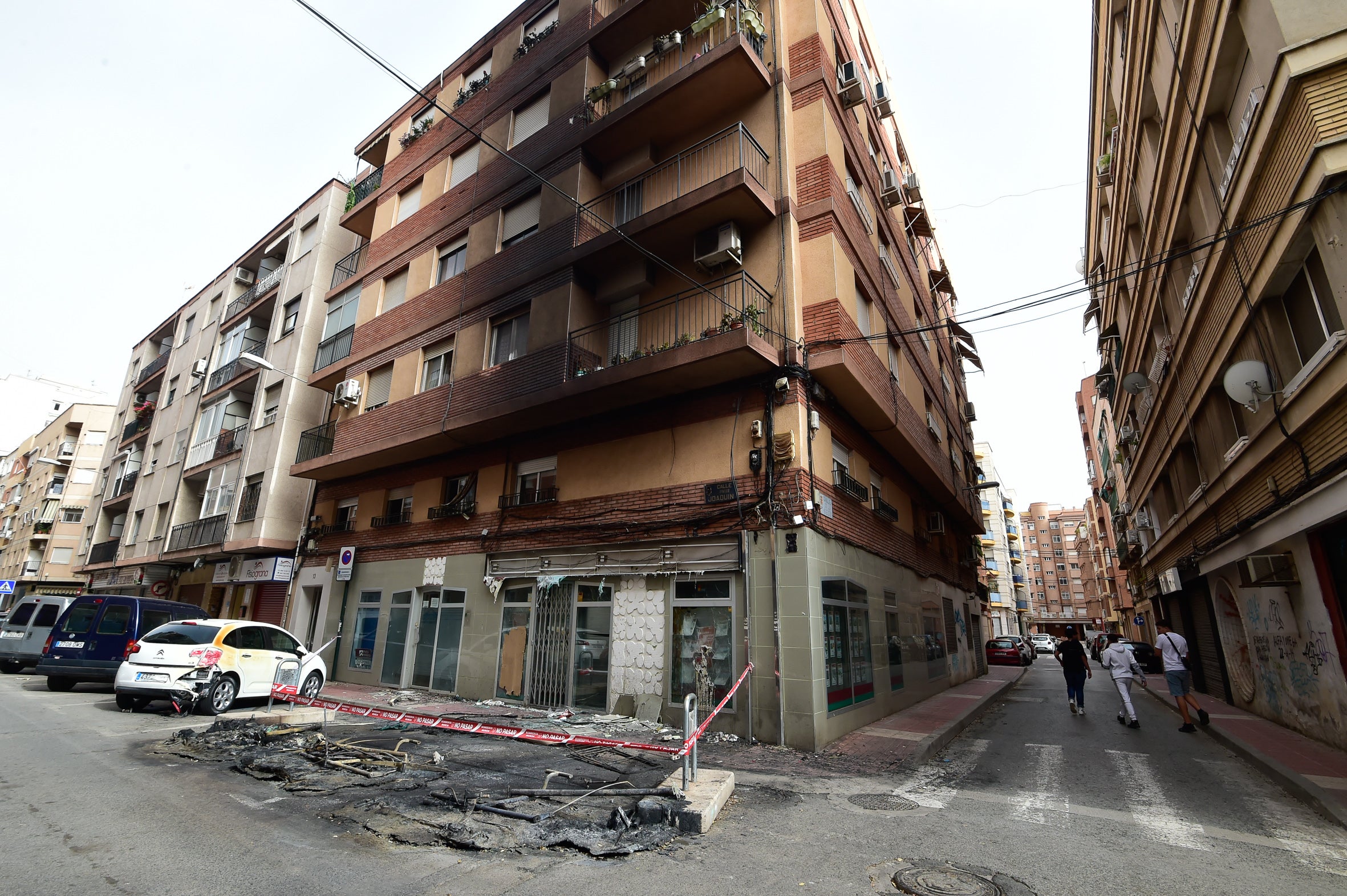 El incendio de unos contenedores en Murcia daña un edificio y varios coches