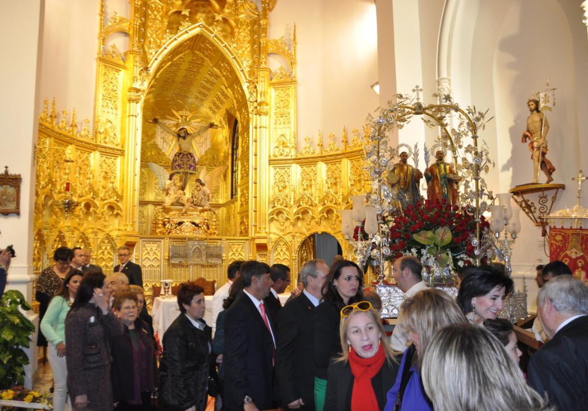 Los Santos Médicos, junto al Santísimo Cristo del Consuelo, en 2013, en Cieza.