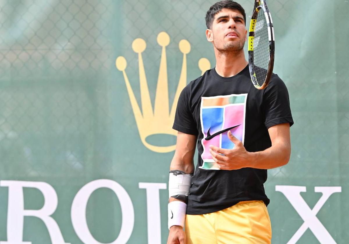 Carlos Alcaraz, luciendo un aparatoso vendaje en el entrenamiento de ayer en el Montecarlo Country Club.