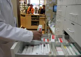 Un farmaceútico dispensa unos antibióticos en una imagen de archivo.