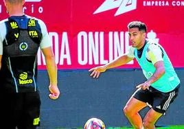 Amin, delantero del Real Murcia, juega un balón durante un entrenamiento en el Enrique Roca.