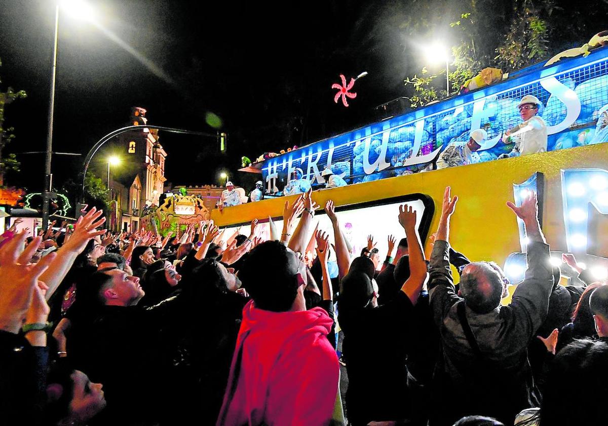 La carroza del grupo sardinero Hércules, repartiendo juguetes entre el público que se congregó junto a la iglesia del Carmen para ver el desfile.