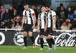 Pedro Alcalá, Tomás Alarcón y Luis Muñoz, cabizbajos, tras un gol del Valladolid.