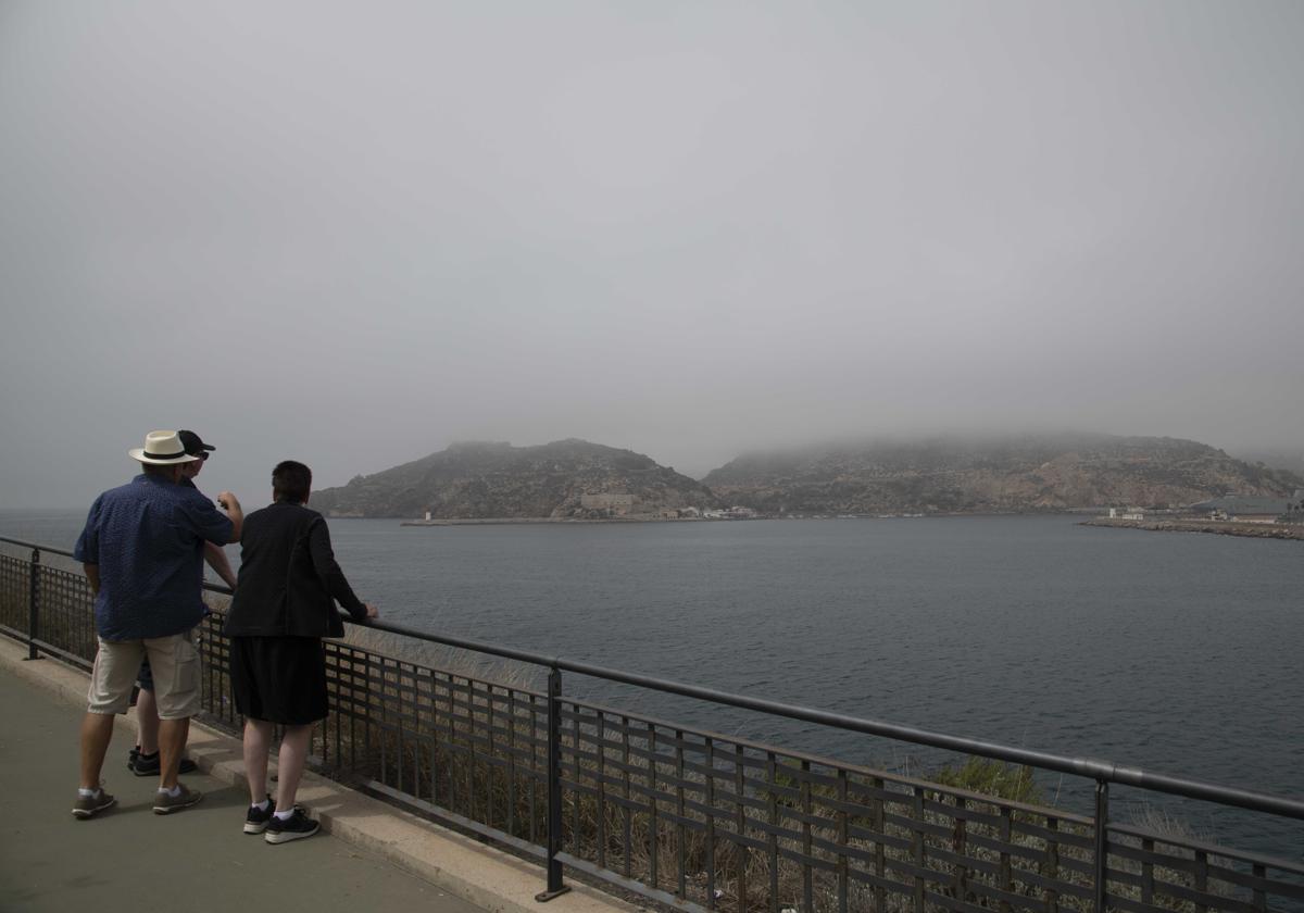 Capa de contaminación sobre la costa de Cartagena, este lunes.