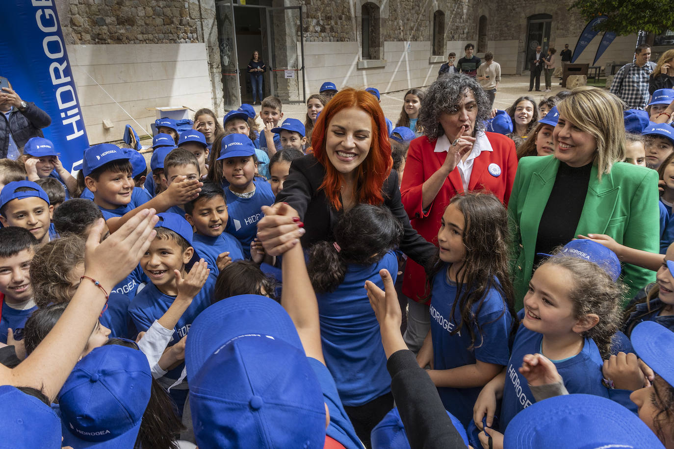 La primera astronautra española, Sara García, visita la UPCT