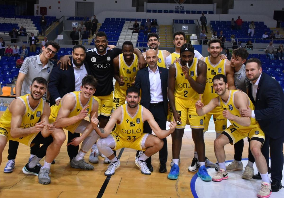 Plantilla y cuerpo técnico del Cebé celebran el triunfo en Mallorca.