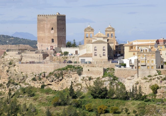 Casco urbano de Aledo, con La Calahorra.