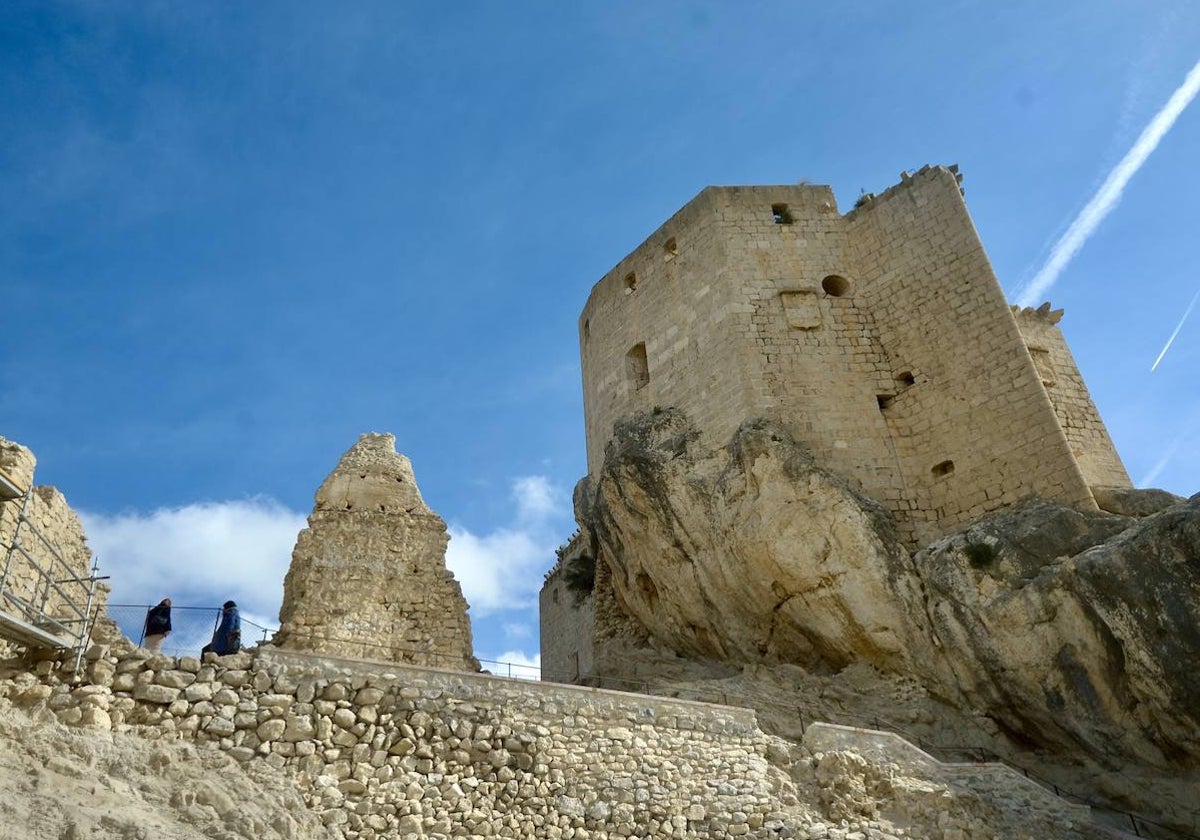 Uno de los torreones del castillo de Mula, que corona la población.