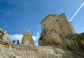 Uno de los torreones del castillo de Mula, que corona la población.