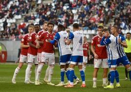 Jugadores del Real Murcia y el Recreativo de Huelva forcejean antes de un córner en el duelo que les enfrentó el pasado marzo.
