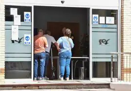 Varias personas en los accesos a la oficina de empleo en Barriomar, en Murcia, en una imagen de archivo.