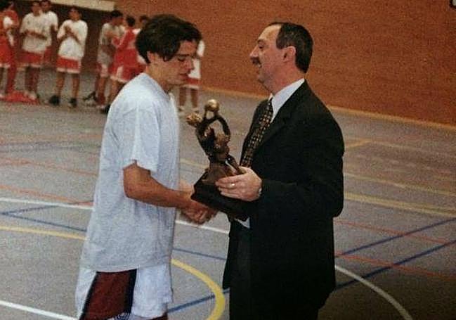 MVP. El actual presidente David Ayala recibe el trofeo de mejor jugador de la 'final four' regional de 1999 de manos de Pencho Madrid, imagen de la actual campaña de abonados.