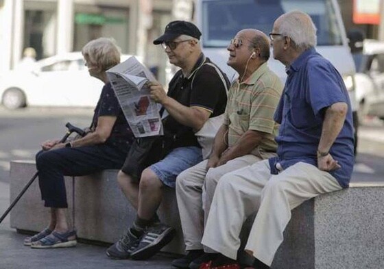 Pensionistas sentados en un banco, en una imagen de archivo.