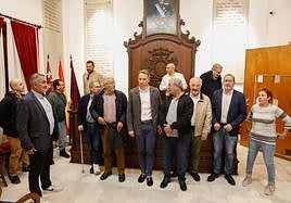 Gil y miembros de la plataforma de afectados por Adif del Guadalentín.