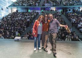 Los finalistas de los Premios Hache (Mónica Rodríguez, Paloma Muiña y Darío Adanti) se reÚnen con jovenes lectores en El Batel este miércoles.