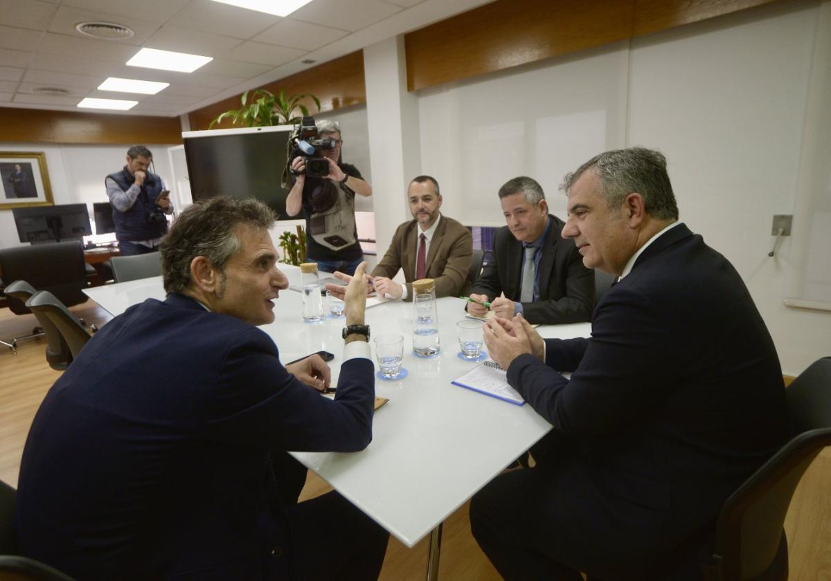 Pablo Martín y Juan María Vázquez conversando, ayer, durante su encuentro en la Consejería.