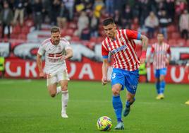 El ariete serbio Djuka avanza con el balón, en el Sporting-Cartagena del año pasado en El Molinón, que acabó 0-0.