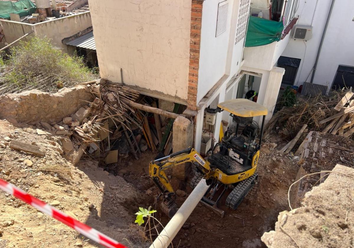 Una máquina excavadora trabaja en la zona afectada.