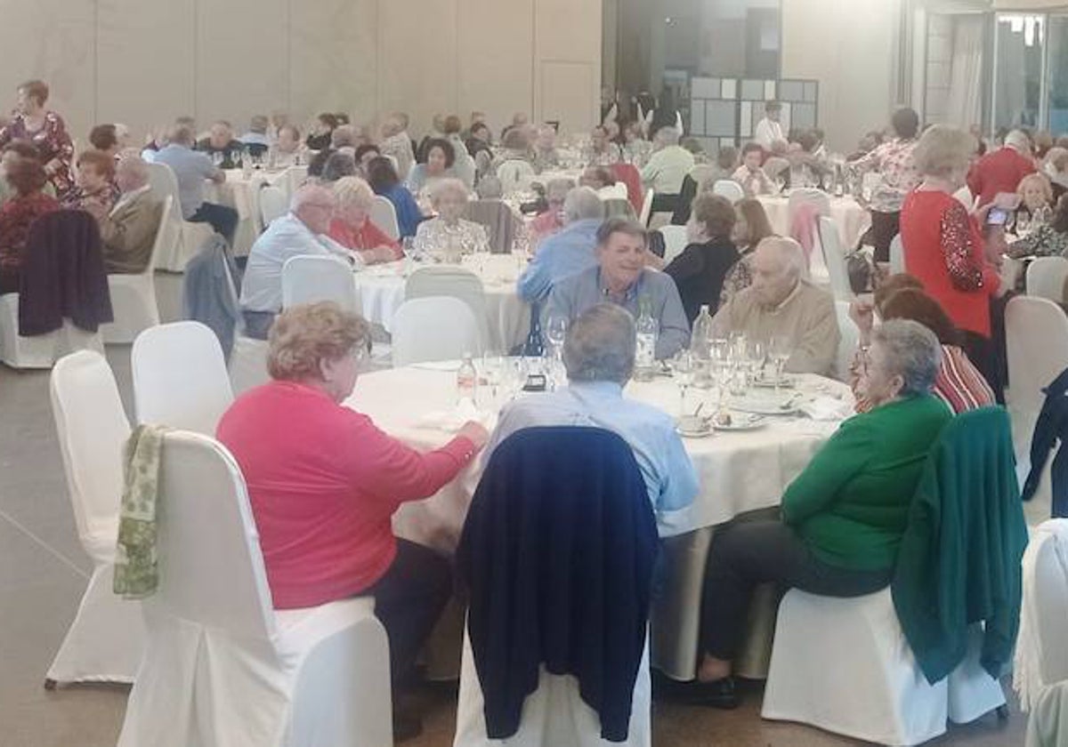 Algunos de los invitados a la comida organizada por el club de mayores de La Palma.