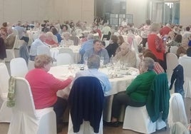 Algunos de los invitados a la comida organizada por el club de mayores de La Palma.