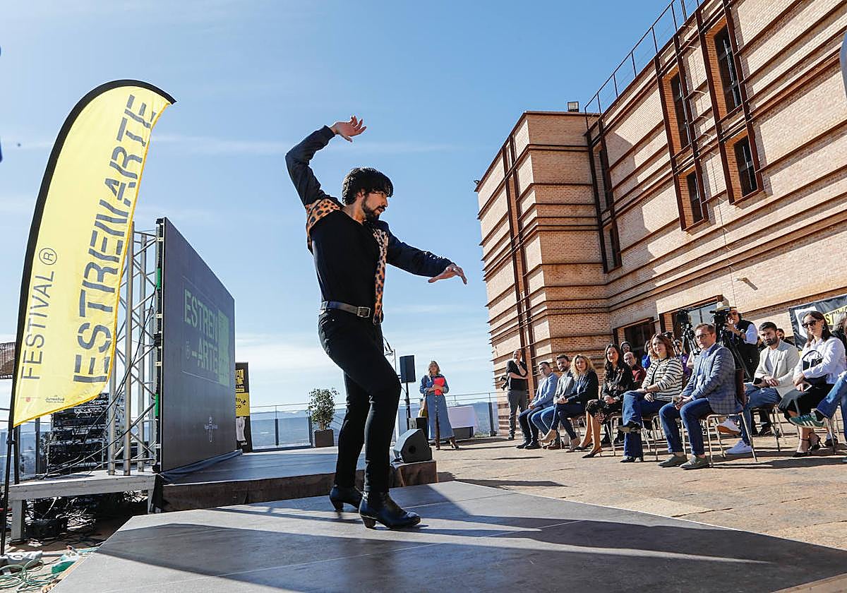 El bailaor Pablo Egea durante su actuación en la presentación del festival Estrenarte en el Parador.