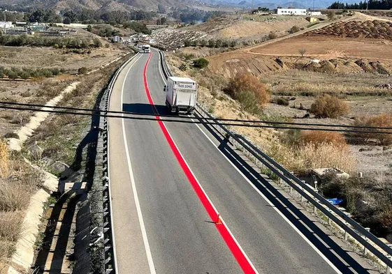 Un profesor de autoescuela explica cómo actuar si te encuentras las nuevas líneas rojas de la carretera.