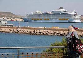 Un crucero atracado en el puerto de Cartagena en una imagen de archivo.