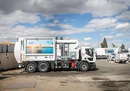 Camiones de basura aparcados en Ronda Ricardo Lafuente ajenos a esta información.
