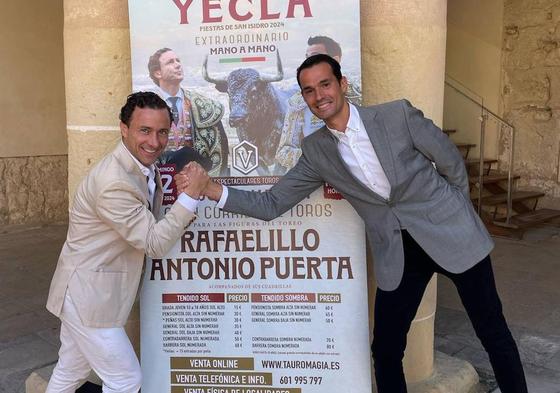 Rafaelillo y Antonio Puerta posan con el cartel de la corrida de toros de Yecla.