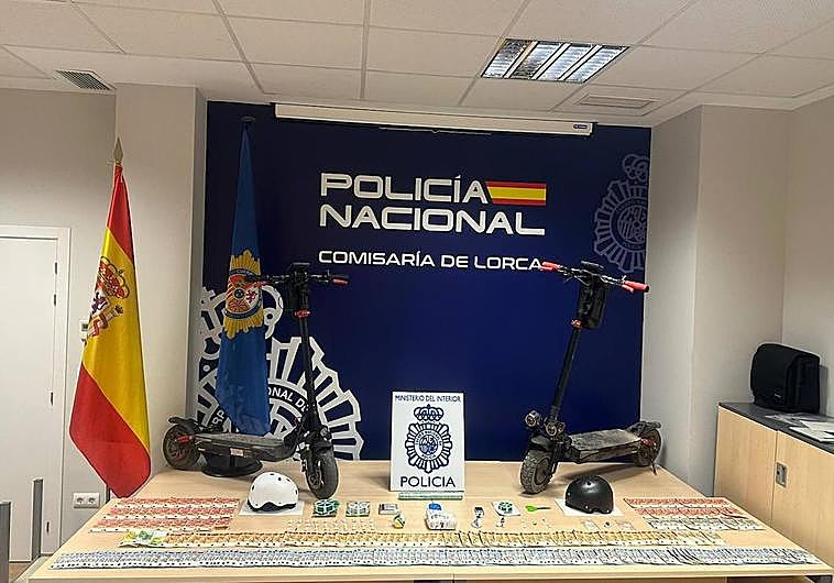 Dinero, patinetes y otros objetos incautados.