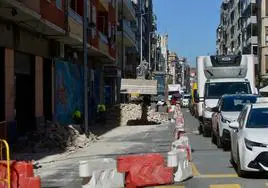Una pala retira escombro en unas obras en la calle Juan de la Cierva de Murcia, en una imagen de febrero.