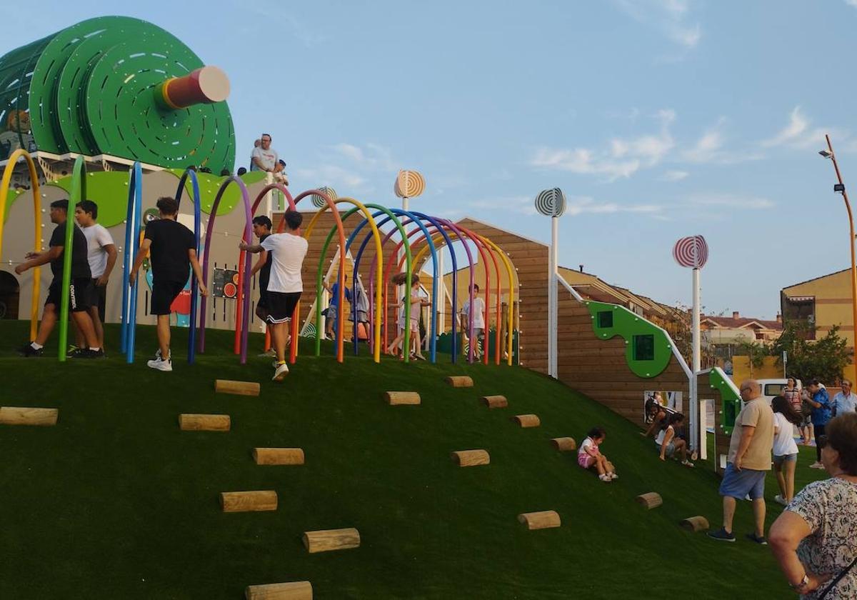 Niños juegan en el parque de la Pandilla de Drilo