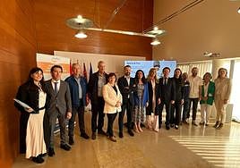 Representantes de Aladina y Never Surrender, en el Ayuntamiento.