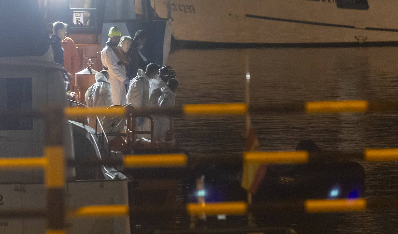 Cuatro cadáveres en una embarcación a 11 millas de Cartagena