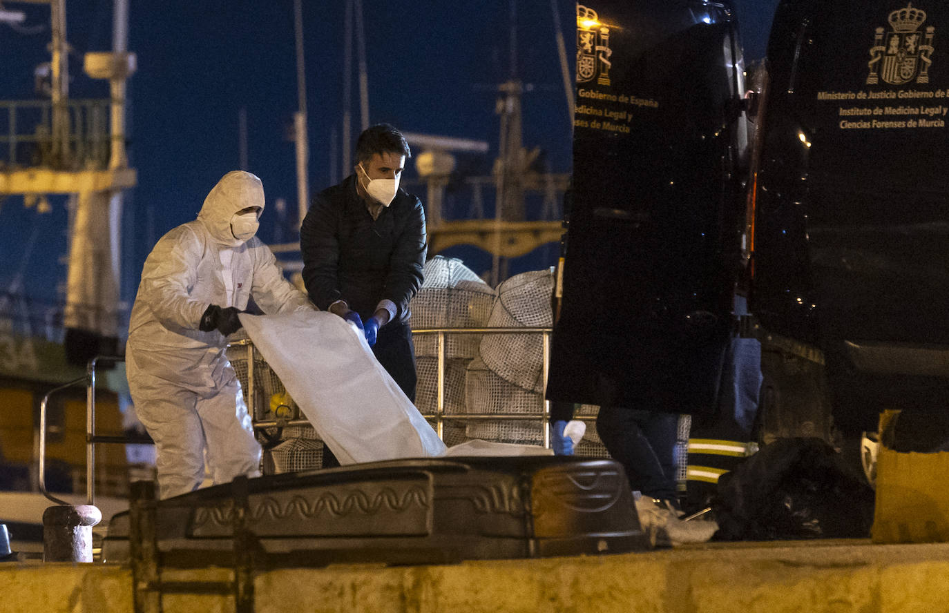 Cuatro cadáveres en una embarcación a 11 millas de Cartagena