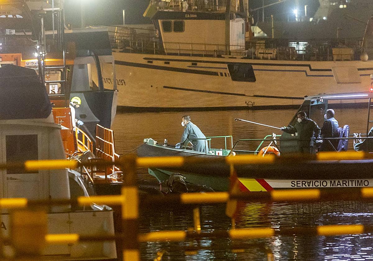 Cuatro cadáveres en una embarcación a 11 millas de Cartagena