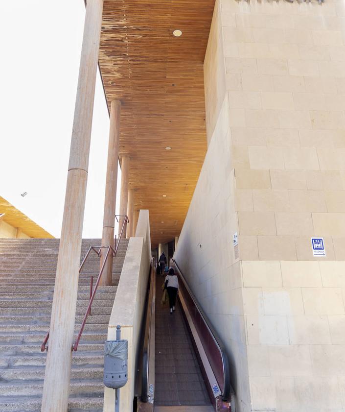 Imagen secundaria 2 - Varios usuarios entran a la estación por la rampa mecánica rota. Las taquillas de las consignas no funcionan.