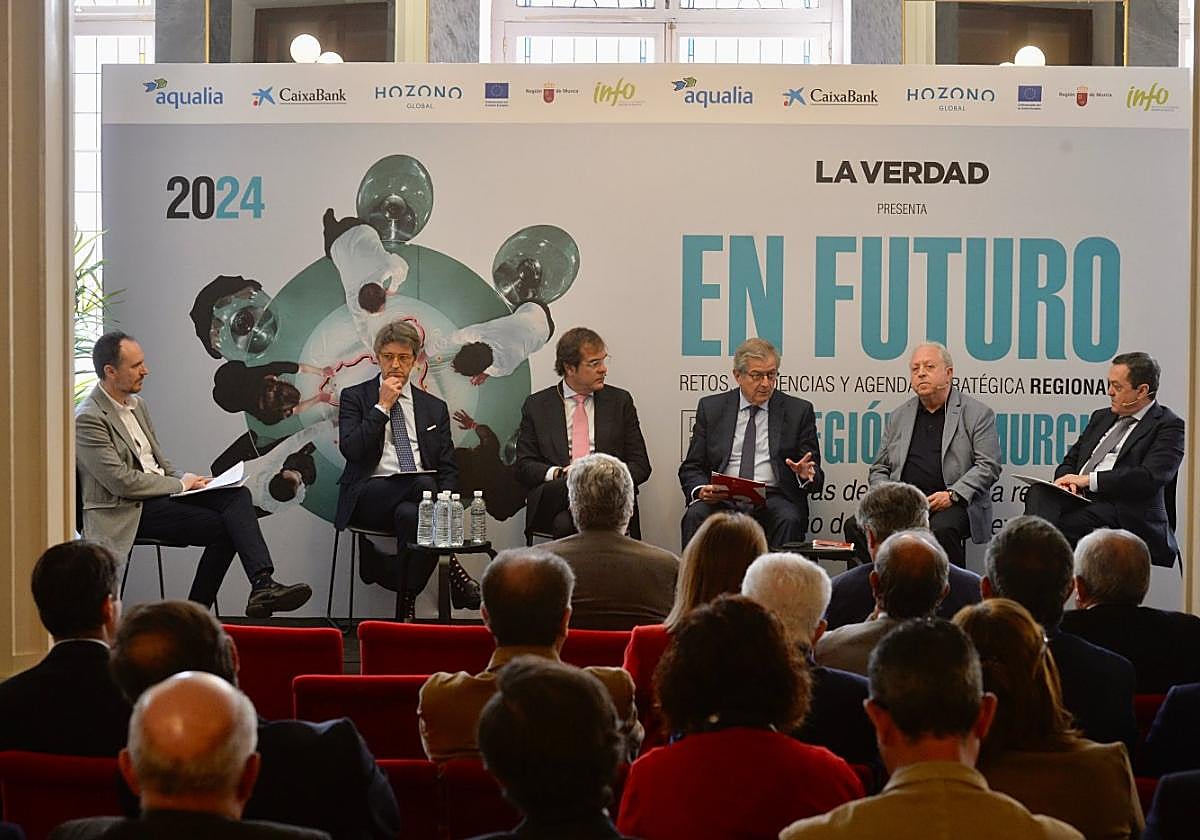 Víctor Rodríguez (moderador), Luis Alberto Marín, Pedro Pablo Hernández, Ramón Madrid, Antonio Jiménez y José María Albarracín, ayer, en la mesa de debate del foro 'En futuro'.