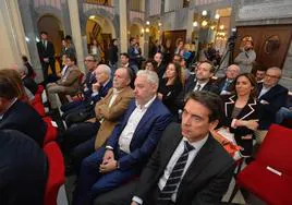 Alcaldes, dirigentes empresariales y representantes de diferentes entidades escuchan a los ponentes, en el Teatro Romea.