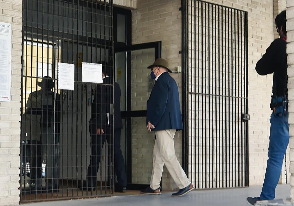 El acusado del atropello múltiple en Molina, Miguel R., llegando ayer a los juzgados para prestar declaración.