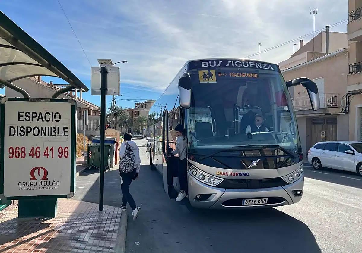 Dos pasajeros descienden del bus en Abanilla procedente de Orihuela, en imagen de archivo.